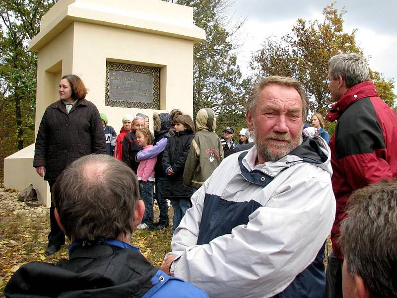 Opravený Mniszkův kříž na vyhlídce nad Vranovem nad Dyjí září novotou.