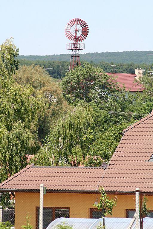 VĚTŘÁK. Vedrovičtí chtějí v obci opět vztyčit takzvaný větřák, který tu na počátku minulého století čerpal z podzemí vodu. Původní stroj je už nyní k vidění v muzeu, které ve vsi vzniklo v roce 2010.