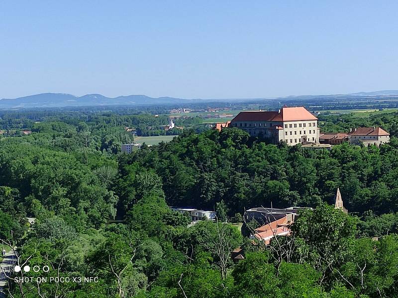 Dříve hrad, dnes zámek Dolní Kounice nabízí současný vlastník k bydlení, zvažuje i prodej.