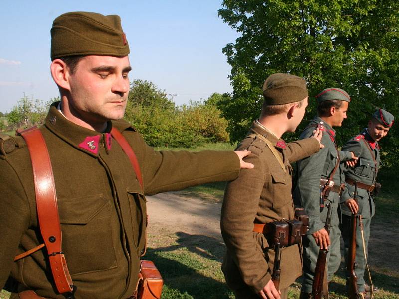 Vojenský přesun v historických uniformách