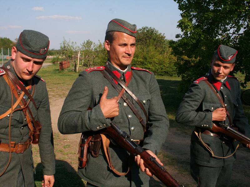 Vojenský přesun v historických uniformách