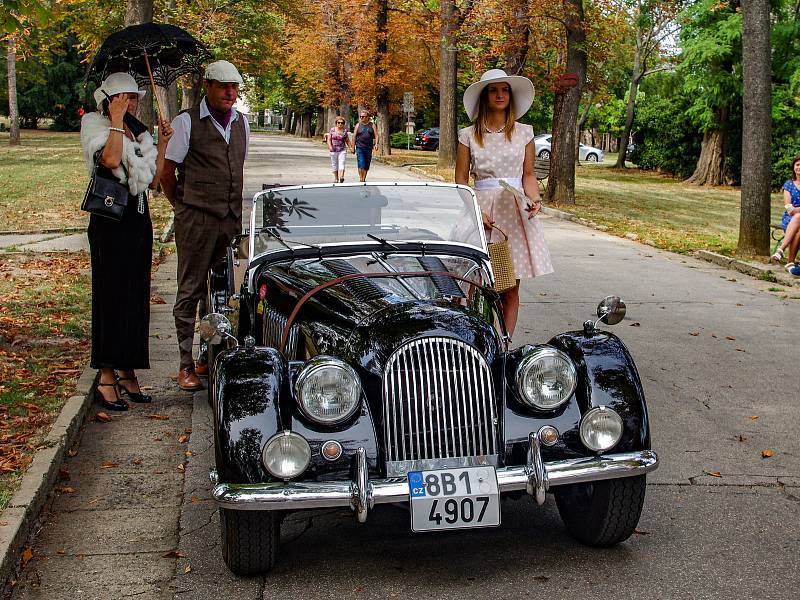 Eleganci někdejších společenských vycházek, korzování v Horním parku, připomněl v neděli tradiční promenádní koncert Okrašlovacího spolku.