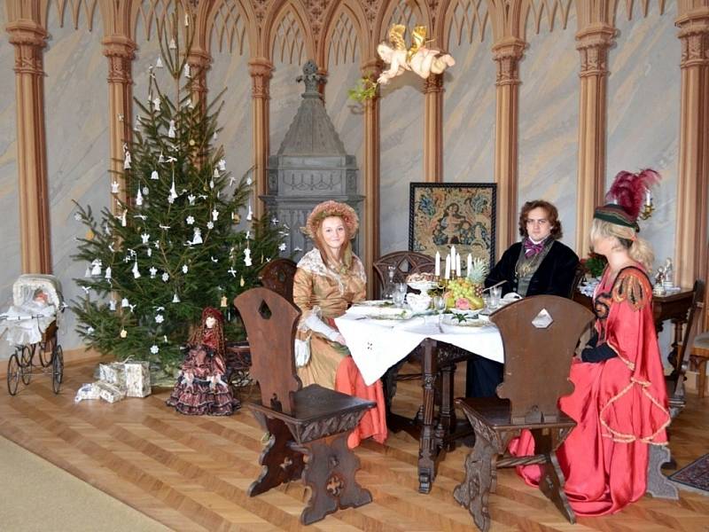 Hraběcí rodina sedící u vánočního stromečku či třeba dávné sáně budou mimo jiné k vidění na vánočních prohlídkách bítovského hradu, které se uskuteční v sobotu a neděli. 