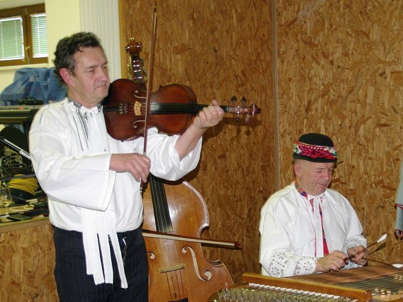 Mužácký sbor, cimbálová kapela a další muzikanti udávali tón sobotnímu setkání Doteky folkloru a tradic v rakšické orlovně. Návštěvnici ochutnávali vína vinařů ze severu Znojemska a tradinčí pokrmy, jejichž přípravu jim pozvaní kuchaři také předvedli.