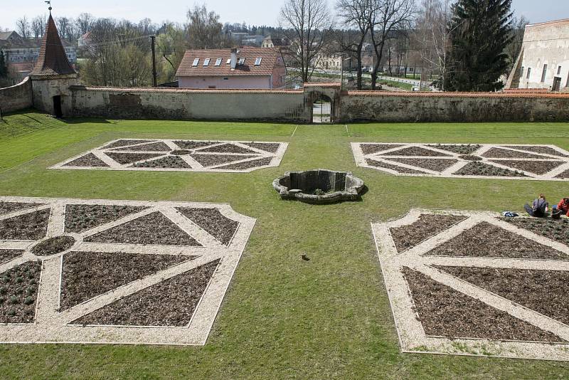 Zámek v Uherčicích se dočkal opravených zahrad a parků. Návštěvníci si je prohlédnou v neděli při příležitosti akce Otevřené zahrady. 