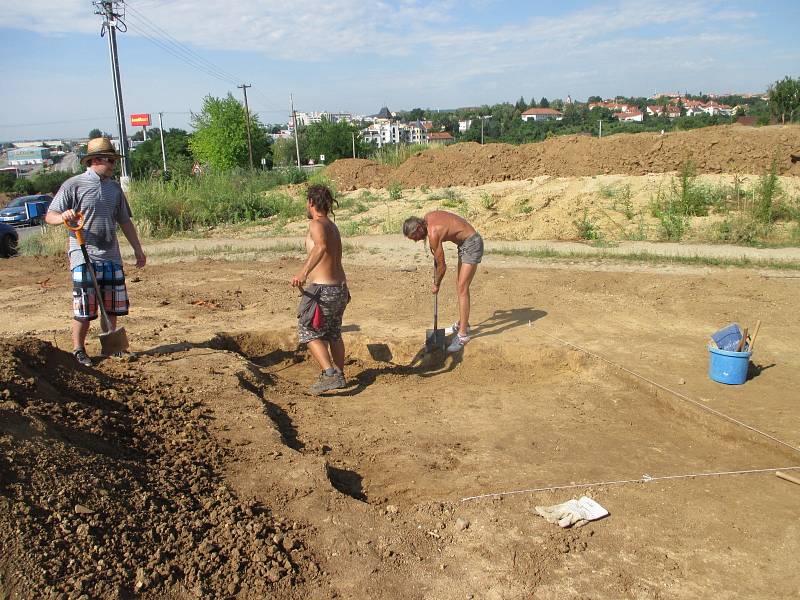 Archeologové zkoumají místo ještě nedokončené I. stavby obchvatu Znojma.