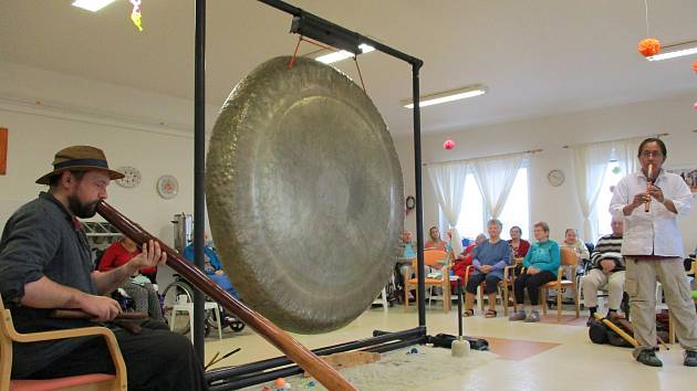 Zvuk největšího symfonického gongu světa si poslechli klienti s Alzheimerovou chorobou v šanovském domově.