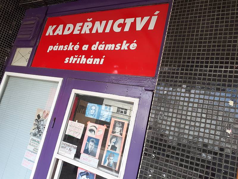 V centru Blanska míjí lidé zavřené obchody. Ty jsou stále mimo provoz kvůli epidemii koronaviru.