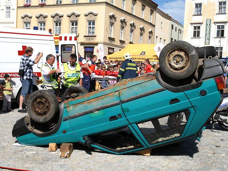 Vzorovou ukázku zásahu jednotek integrovaného záchranného systému viděli ve čtvrtek v dopoledních hodinách stovky lidí na Horním náměstí. 