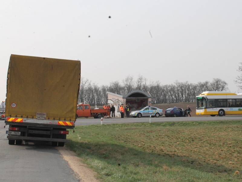 Ke smrtelné dopravní nehodě došlo ve čtvrtek krátce před sedmou hodinou ranní nedaleko Lechovic na oleksovické křižovatce.