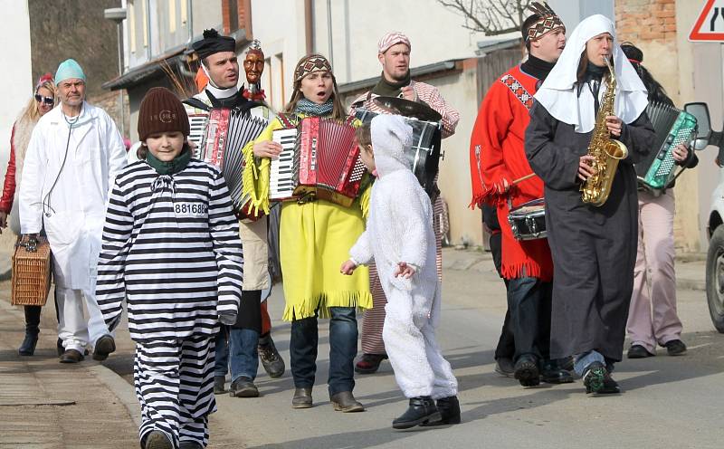 Obyvatelé Dyjské vsi, jak sami nazvali lidé ulici Koželužskou ve Znojmě ve které bydlí, oslavili masopust průvodem masek, tancem, písněmi a bujarým veselím.