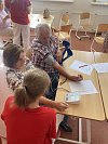 Den seniorů: Žáci ze Znojma spojili generace a přinesli radost starším občanům
