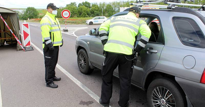 Na místě, které si policisté vybrali pro silniční kontrolu v Hatích na Znojemsku, byl v úterý po poledni klidný provoz bez většího zdržení.