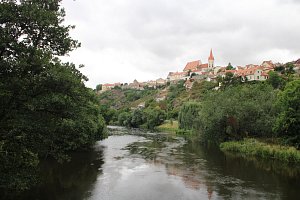 Pohled na řeku Dyji ve Znojmě z Koželužské ulice.