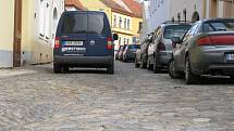 Drtivá většina silnic na Znojemsku má asfaltový povrch. V Šatově se však stále jezdí i po známé šatovské dlažbě, v centru Znojma je v ulici Veselá historizující kamenná dlažba, známá jako kočičí hlavy.