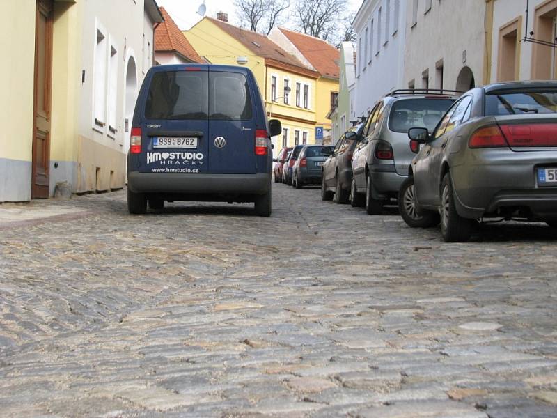 Drtivá většina silnic na Znojemsku má asfaltový povrch. V Šatově se však stále jezdí i po známé šatovské dlažbě, v centru Znojma je v ulici Veselá historizující kamenná dlažba, známá jako kočičí hlavy.