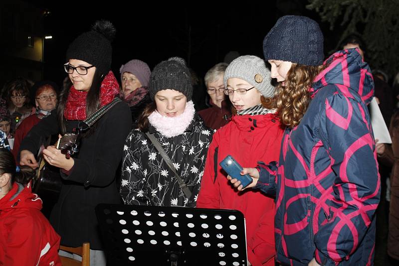 Přibližně stovka lidí od těch nejmenších po jejich babičky a dědy si přišla zazpívat koledy k vánočnímu stromu před kostelem svatého Josefa v Jevišovicích.