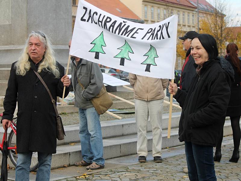 Stovka lidí přišla v pondělí demonstrovat proti plánovanému kácení ve znojemském Dolním parku. Kromě transparentů dali účastníci najevo své názory píšťalkami.