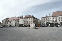 Moderní kašna na Horním náměstí ve Znojmě vyvolala diskuse, zatím nebude.
