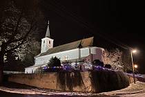 Vánoční výzdoba v obcích kolem Dukovan. Na snímku kostel v Horních Dubňanech Foto: Eva Fruhwirtová