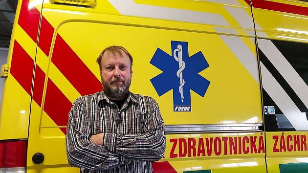 Záchranář Zdeněk Petz si čistí hlavu v truhlářské dílně.