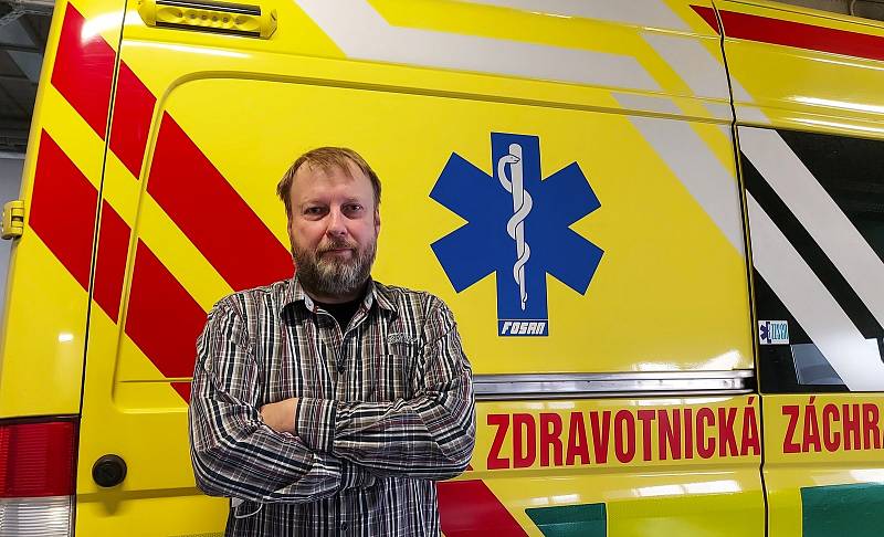 Záchranář Zdeněk Petz si čistí hlavu v truhlářské dílně.
