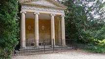 Procházka parkem paláce Blenheim nedaleko Oxfordu v Anglii. U takzvaného Dianina chrámku požádal před lety o ruku svou nastávající Clementine Winston Churchill.