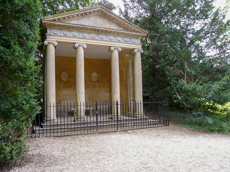Procházka parkem paláce Blenheim nedaleko Oxfordu v Anglii. U takzvaného Dianina chrámku požádal před lety o ruku svou nastávající Clementine Winston Churchill.