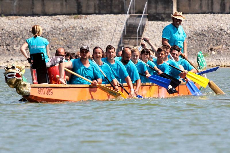 Festivalu dračích lodí na výrovické přehradě se předposlední červencovou sobotu zúčastnilo devět posádek.