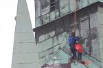 Střešní krytinu radniční věže museli v minulých dnech opravovat dělníci.