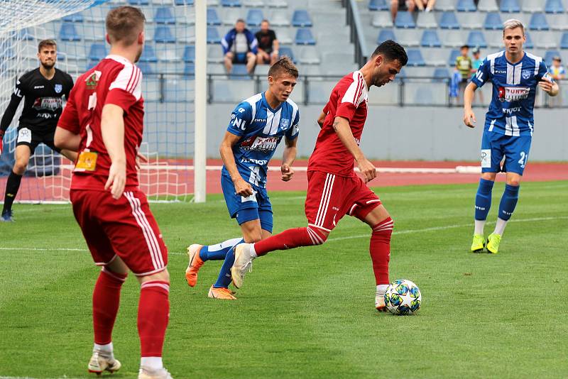 Znojemští fotbalisté (v modrém) prohráli v prvním kole MSFL sezony 2019/2020 s Velkým Meziříčím 0:1.