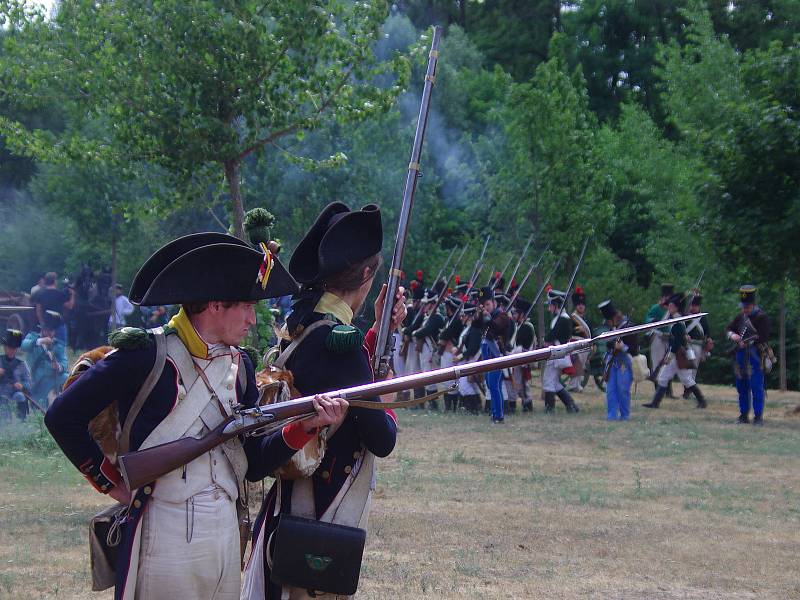 Na tři sta příznivců vojenské historie v rakouských a francouzských uniformách předvedlo ukázky z napoleonské bitvy u Znojma v roce 1809.