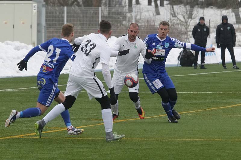  S nelichotivou bilancí uzavřeli znojemští fotbalisté (v modrém) vystoupení ve skupině C zimní Tipsport ligy. Svou pouť soutěží uzavřeli v areálu Vysokého učení technického Pod Palackého vrchem prohrou 0:3 se slovenskou Skalicou.