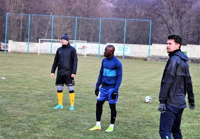 Tým Moravského Krumlova, který hraje krajský přebor, posílili Ukrajinec Viacheslav Komarovskyi (vlevo) a Soubafolo Youssouf Traore z Pobřeží Slonoviny.