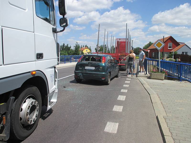 Nehoda omezila provoz ve Chvalovicích.