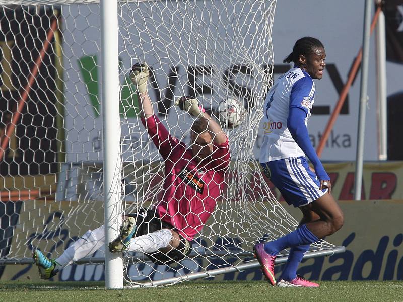 Fotbalisté Znojma (v modrobílém Diarrasasouba) rozdrtili Jablonec 4:0.