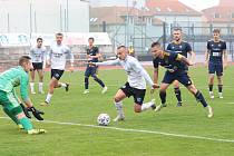 Znojemští fotbalisté (v bílém) porazili v nedělním 11. kole MSFL celek Hranic 3:0.