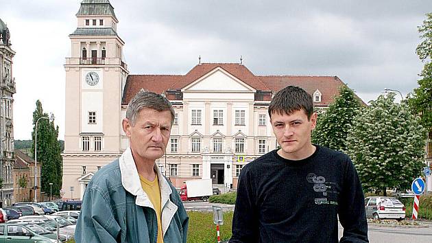 Otec a syn Schindlerovi, kterým šest let starý rozsudek nepříjemně ovlivnil život. 