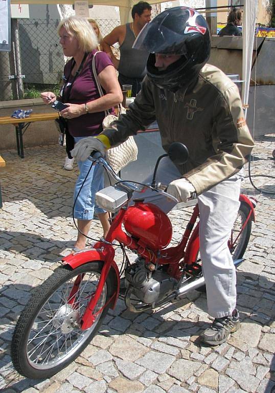 První ročník setkání mopedů v Dobšicích