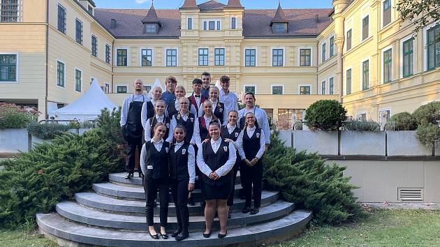 Studenti ze znojemské Přímky obsluhovali na recepci u příležitosti zářijového státního sváku na české ambasádě ve Vídni.