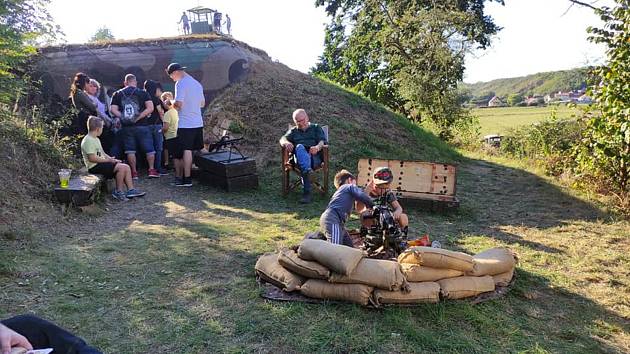 Milovníci vojenské historie připravili u bunkru Úžlabina program u příležitosti akce Světla nad bunkry.