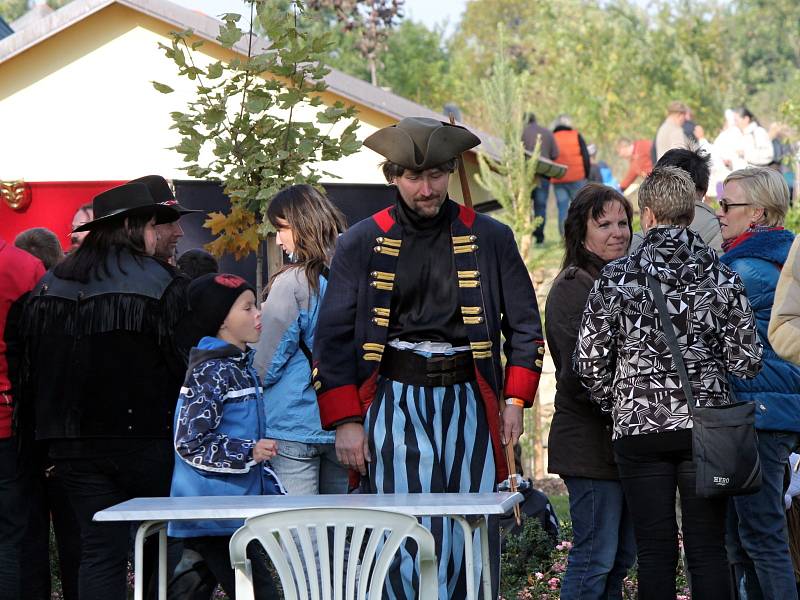 Přestože ostrý vítr cuchal co chvíli lidem vlasy, letošní Podzimní bohutické slavnosti si v sobotu nenechaly ujít zástupy návštěvníků. Až na vítr počasí slavnostem přálo.