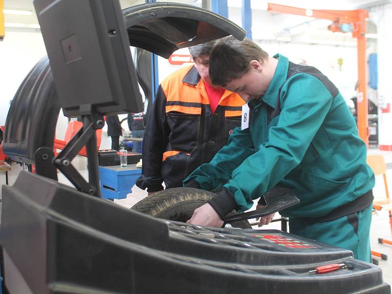 Budoucí automechanici z jižní Moravy svedli boj v areálu znojemské autobusové firmy Psota, kde jsou i prostory pro praktickou výuku znojemských učňů. Teoretickou část soutěže pak měli připravenou ve škole na Přímětické.