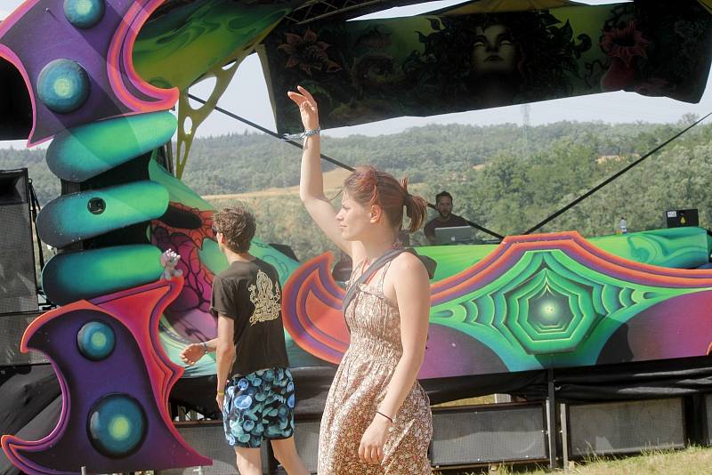 Více než tisícovka lidí zavítala do Kempu Výr na několikadenní nonstop festival psychedelické hudby Spirit Base.