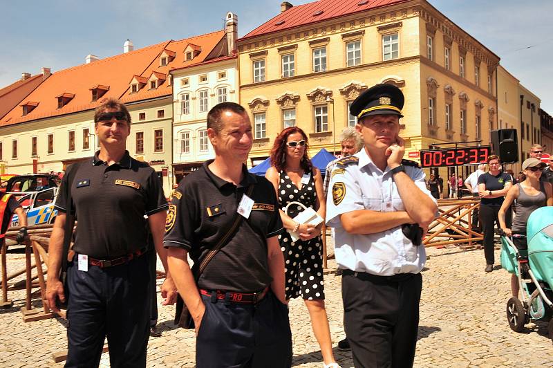 Krajská soutěž hasičů ve vyprošťování osob z havarovaných vozidel se uskutečnila v centru Znojma.