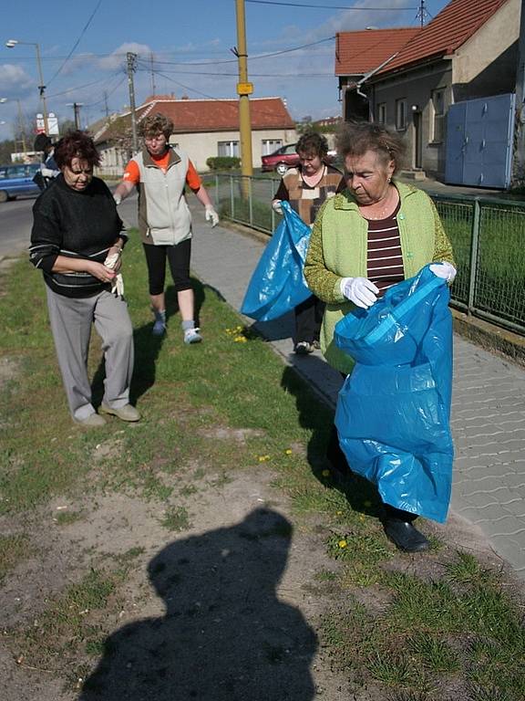 Dobšičtí vyrazili uklízet