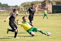 V posledním zápase sezony skupiny A III. třídy podlehli fotbalisté Hevlína (ve žlutém) B-týmu Tasovic 0:4. Prohra však hevlínským nezhatila radost z postupu do okresního přeboru.