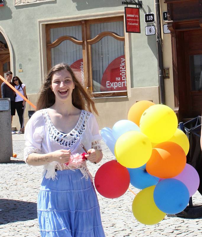 Pondělí patřilo ve Znojmě studentům středních škol. Slavili tradiční Majáles.