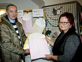Na vernisáži výstavy ženy z patchworkového klubu předaly primáři dětského oddělení znojemské nemocnice Petru Bloudíčkovi ušité zavinovačky.