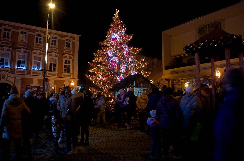 S první nedělí adventní se do Znojma vrátil oblíbený Znojemský advent. Rozsvícení vánočního stromu přilákalo tisíce návštěvníků. Snímky z roku 2022.